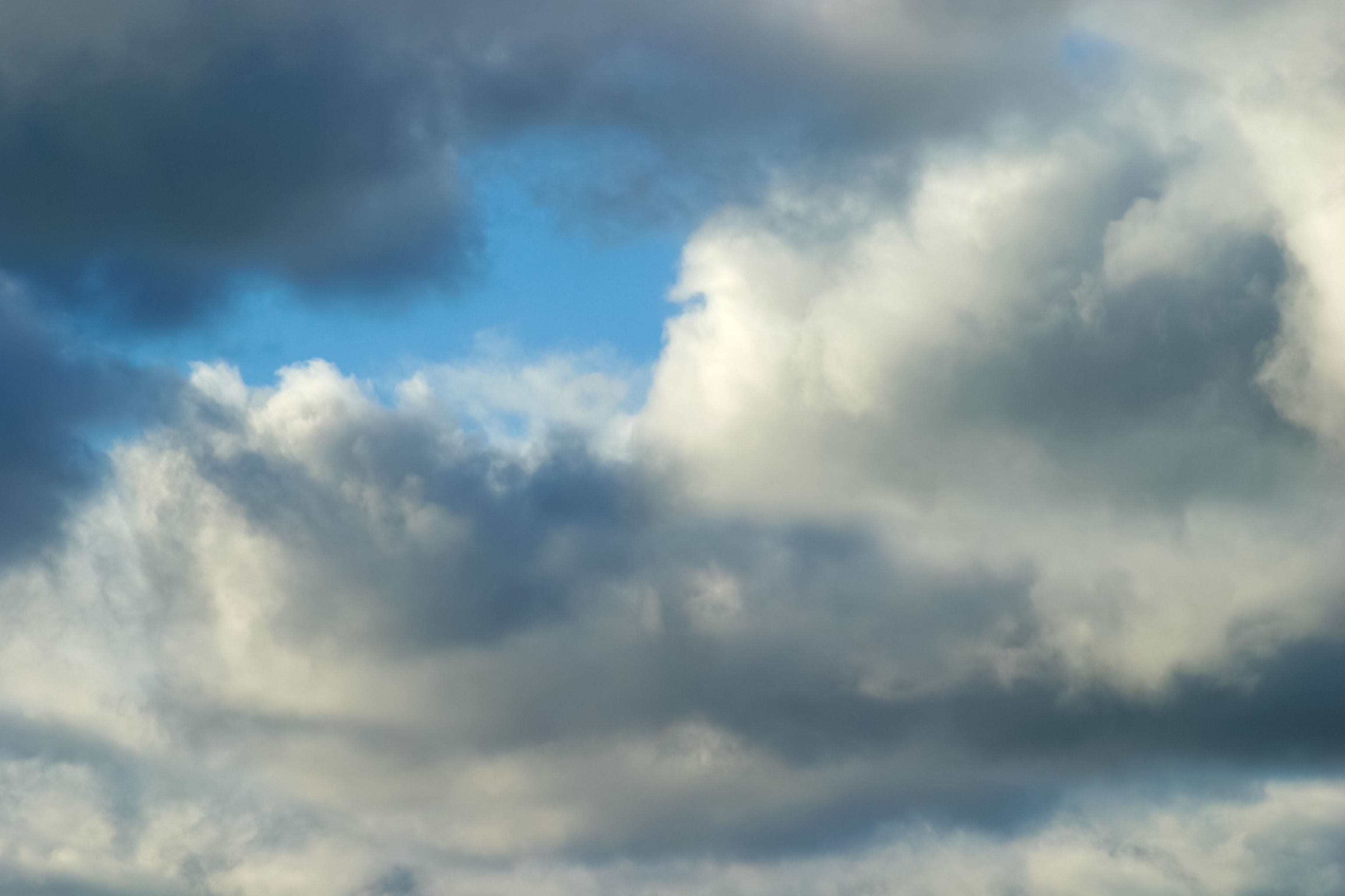 厚い雲に覗く青空 Free Photos L/RGB/JPEG/350dpi