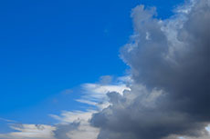 晴天に近づく雨雲