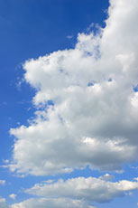 濃青色の空にまたがる大きな雲