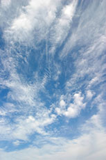 大空に雲踊る